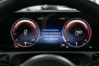 Novosibirsk, Rusya 10 Ekim 2019: Mercedes-Benz Cla-sınıfı, yuvarlak gösterge paneli, hız göstergesi ve takometreye beyaz arka ışıklandırmalı yakın çekim. Lüks modern araba iç mimarisi