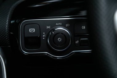 Novosibirsk, Rusya 10 Ekim 2019: Mercedes-Benz Cla-sınıfı, far ayarlama düğmelerine yakın çekim. Aygıt panelinin parçasının ayarlanması 
