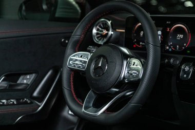 Novosibirsk, Rusya 10 Ekim 2019: Mercedes-Benz Cla-class, Araç içi direksiyon, plastik torpido, hız göstergesi, ön cam