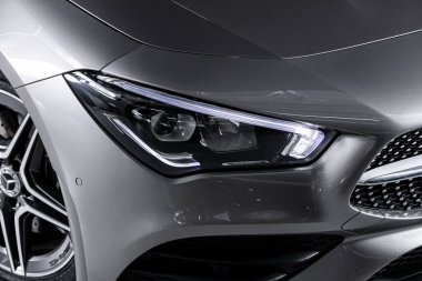 Novosibirsk, Rusya 10 Ekim 2019 Mercedes-Benz Cla-class, far, tampon, ön ızgara, kaput, tekerlek. Novosibirsk 'te park halindeki modern bir arabanın fotoğrafı. 