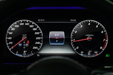 Novosibirsk, Rusya 10 Ekim 2019: Mercedes-Benz E-sınıfı, yuvarlak gösterge paneli, hız göstergesi ve takometreye yakın beyaz arka ışıklandırmalı. Lüks modern araba iç mimarisi 