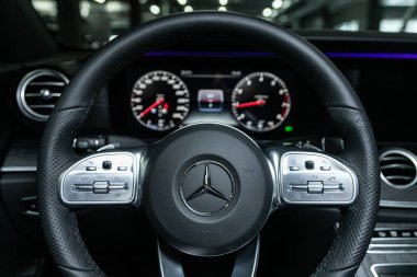 Novosibirsk, Rusya 10 Ekim 2019: Mercedes-Benz E-sınıfı, direksiyon simidi, plastik gösterge paneli, hız göstergesi, ön cam