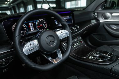 Novosibirsk, Rusya 10 Ekim 2019: Mercedes-Benz E-sınıfı, direksiyon simidi, plastik gösterge paneli, hız göstergesi, ön cam