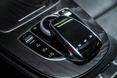 Novosibirsk, Rusya 10 Ekim 2019: Mercedes-Benz E-sınıfı, direksiyon kontrolü, süspansiyon ve çekiş kontrolü ile modern merkezi konsolun yakın çekimi  