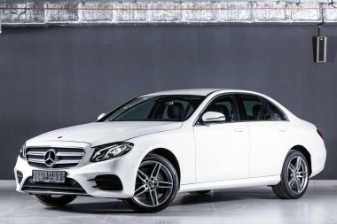 Novosibirsk, Rusya 10 Ekim 2019: Yeni beyaz Mercedes-Benz E sınıfı, ön manzara. Novosibirsk 'te park yerinde lüks, modern, birinci sınıf bir sedan.