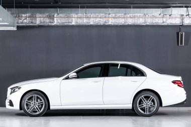 Novosibirsk, Rusya 10 Ekim 2019: yeni beyaz Mercedes-Benz E sınıfı, yan görüş. Novosibirsk 'te park yerinde lüks, modern, birinci sınıf bir sedan.