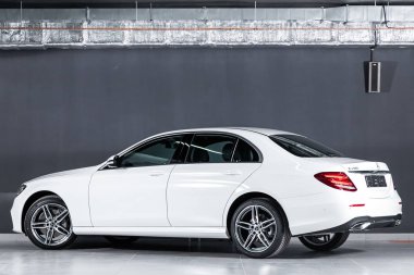 Novosibirsk, Rusya 10 Ekim 2019: yeni beyaz Mercedes-Benz E sınıfı, arka görüş. Novosibirsk 'te park yerinde lüks, modern, birinci sınıf bir sedan.