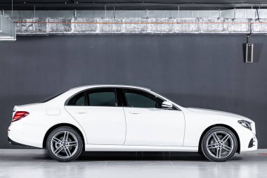 Novosibirsk, Rusya 10 Ekim 2019: yeni beyaz Mercedes-Benz E sınıfı, yan görüş. Novosibirsk 'te park yerinde lüks, modern, birinci sınıf bir sedan.