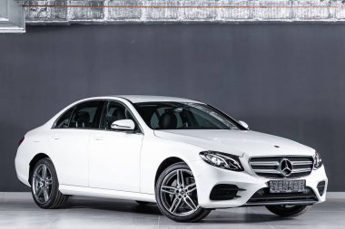 Novosibirsk, Rusya 10 Ekim 2019: Yeni beyaz Mercedes-Benz E sınıfı, ön manzara. Novosibirsk 'te park yerinde lüks, modern, birinci sınıf bir sedan.