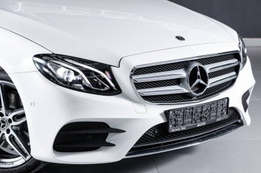 Novosibirsk, Rusya 10 Ekim 2019 Mercedes-Benz E-sınıfı, far, tampon, ön ızgara büyük Mercedes logosu, kaput, tekerlek. Novosibirsk 'te park halindeki modern bir arabanın fotoğrafı. 