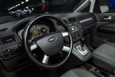 Novosibirsk, Rusya 10 Ekim 2019: Ford Focus S-max, lüks otomobil - direksiyon, vites kolu, multimedya sistemi, sürücü koltukları ve gösterge paneli