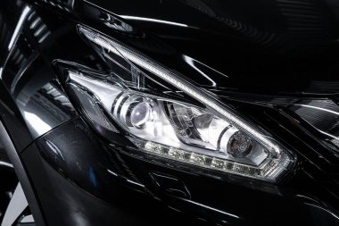 Novosibirsk, Rusya 10 Ekim 2019: Nissan Murano, Macro modern siyah araba ksenon lamba, tampon, tekerlek manzaralı. Modern bir arabanın dışı.