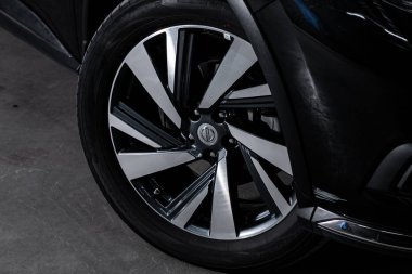 Novosibirsk, Rusya 10 Ekim 2019: Nissan Murano, yakın çekimli alüminyum alaşımlı tekerlek ve yeni lastik 