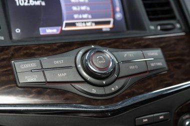 Novosibirsk, Rusya 10 Ekim 2019: Nissan Devriyesi, Ses stereo sistemi, kontrol paneli ve cd modern bir otomobilde