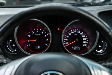 Novosibirsk, Rusya 10 Ekim 2019: Subaru Tribeca, yuvarlak gösterge paneli, hız göstergesi ve takometreye beyaz arka plan ışığıyla yakın çekim. Lüks modern araba iç mimarisi  