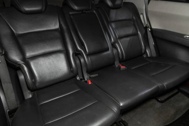 Novosibirsk, Rusya 10 Ekim 2019: Subaru Tribeca, Deri iç tasarım, araç yolcuları ve emniyet kemerli sürücü koltukları. 