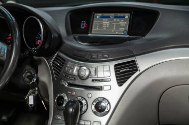 Novosibirsk, Rusya 10 Ekim 2019: Subaru Tribeca, gösterge paneli, oyuncu, direksiyon, gaz kolu, düğmeler, koltuklar. modern araba iç tasarımı: parçalar, düğmeler, düğmeler 
