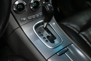 Novosibirsk, Rusya 10 Ekim 2019: Subaru Tribeca, manuel şanzıman şanzımanını kapatın. Hızlandırıcı sapı ve yeni bir arabanın düğmeleri. 