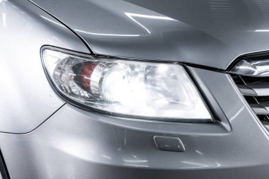 Novosibirsk, Rusya 10 Ekim 2019: Subaru Tribeca, Macro modern gümüş araba ksenon lamba, tampon, tekerlek manzaralı. Modern bir arabanın dışı.