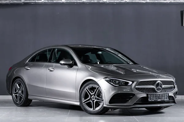 Novosibirsk, Rusya 10 Ekim 2019: Yeni gümüş Mercedes-Benz Cla-class, ön manzara. Novosibirsk 'te park yerinde lüks, modern, birinci sınıf bir sedan.