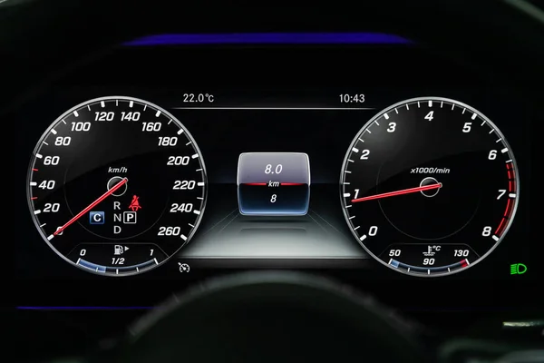 2019年10月10日 俄罗斯Novosibirsk Mercedes Benz Class Close Dashboard Speed Ometer Tachometer — 图库照片