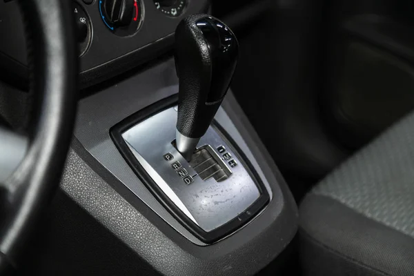2019年10月10日 俄罗斯Novosibirsk Ford Focus Max 关闭手动变速箱传动手柄 新型汽车的加速器手柄和按钮 — 图库照片
