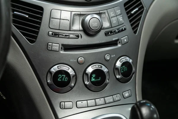 2019年10月10日 俄罗斯Novosibirsk Subaru Tribeca 装有明显气候控制装置的车辆内部 调整仪表板碎片 — 图库照片