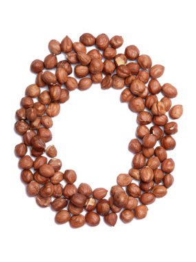 Beyaz yalıtılmış arka planda soyulmuş fındık ağacından 