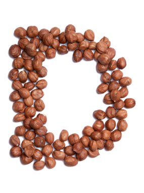 İngiliz alfabesinin D harfi fındıklı beyaz izole arkaplandan. Fındıktan yapılmış yemek deseni. Dükkanlar için parlak alfabe. 