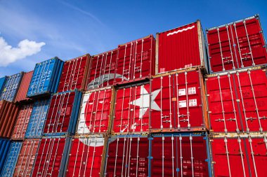 Türkiye 'nin ulusal bayrağı, üst üste dizilmiş malların depolanması için çok sayıda metal konteynır üzerinde bulunuyor. Malların ithalatçılar ve ihracatçılar tarafından depolanması