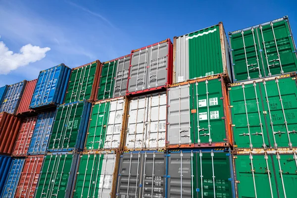 Nationale Vlag Van Nigeria Een Groot Aantal Metalen Containers Voor — Stockfoto