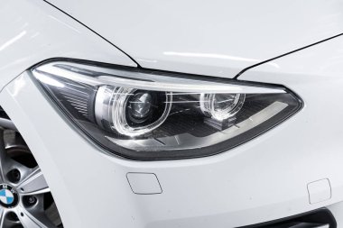 Novosibirsk, Rusya 10 Ekim 2019: Bmw 1 serisi 118i, beyaz araba farları. Dış görev ayrıntıları. Modern arabanın ön farlarından birinin detaylarını kapat. 