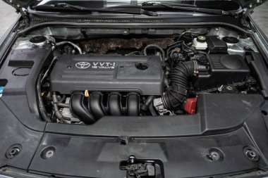 Novosibirsk, Rusya 10 Ekim 2019: Toyota Bulvarı, temiz bir motor bloğunun kapatılması, İçten yanmalı motor