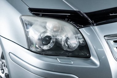 Novosibirsk, Rusya 10 Ekim 2019: Toyota Bulvarı, gümüş araba farları. Dış görev ayrıntıları. Led 'in farlarından birinin detaylarını kapat modern araba.