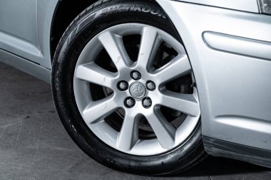 Novosibirsk, Rusya 10 Ekim 2019: Toyota Avensis, alüminyum alaşımlı yakın çekimli araba tekerleği ve yeni lastik 