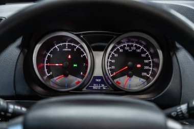 Novosibirsk, Rusya 10 Ekim 2019: Gelly, beyaz arka fonda gösterge paneli: Kilometre, hız göstergesi, takometre, yakıt seviyesi, su sıcaklığı ve daha fazlası