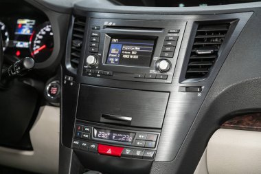 Novosibirsk, Rusya 10 Ekim 2019: Subaru Outback, torpido gözüne yakın çekim, havalandırma ayarlama, klima, oyuncu. modern araba iç mimarisi