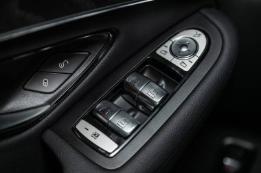 Novosibirsk, Rusya 10 Ekim 2019: Mercedes-Benz Gls-Class, modern bir arabanın kapı kontrol panelini kapatın. Pencere kontrol paneli, kapı kilidi düğmesi ve ayna kontrollü kol dinlenmesi. 