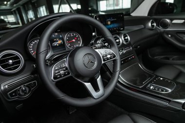 Novosibirsk, Rusya 10 Ekim 2019: Mercedes-Benz Gls-Class, lüks araba İçişleri - direksiyon, vites kolu, multimedya sistemi ve gösterge paneli 