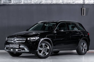 Novosibirsk, Rusya 10 Ekim 2019: Yeni siyah Mercedes-Benz Gls-Class, ön manzara. Novosibirsk 'teki bir otoparkta lüks bir SUV' un fotoğrafı.