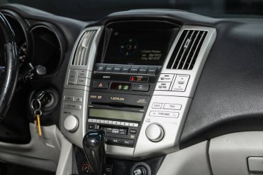 Novosibirsk, Rusya 10 Ekim 2019: Lexus Rx-330, torpido gözüne yakın çekim, havalandırma ayarlama, klima, oyuncu. modern araba iç mimarisi