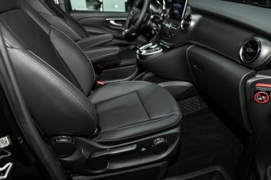 Novosibirsk, Rusya 10 Ekim 2019: Mercedes-Benz V-Class, konsol, oyuncu, direksiyon, gaz kolu, düğmeler, koltuklar. modern araba iç mimarisi 