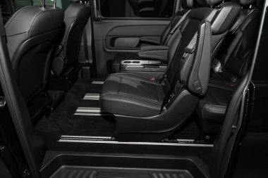 Novosibirsk, Rusya 10 Ekim 2019: Mercedes-Benz V-Class, Deri iç dizayn, minivanda üç sıra koltuk, emniyet kemeri takılı araba yolcu koltukları.  