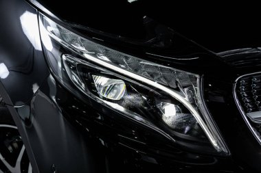 Novosibirsk, Rusya 10 Ekim 2019 Mercedes-Benz V-Sınıfı, siyah araba farları. Dış görev ayrıntıları. Modern arabanın ön farlarından birinin detaylarını kapat.. 