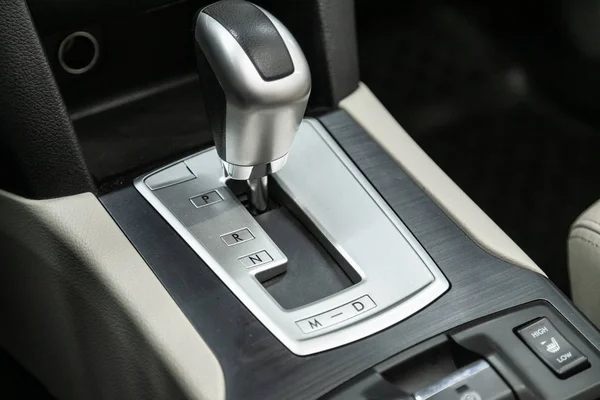 2019年10月10日 俄罗斯Novosibirsk Subaru Outback 关闭手动变速箱传动手柄 新型汽车的加速器手柄和按钮 — 图库照片