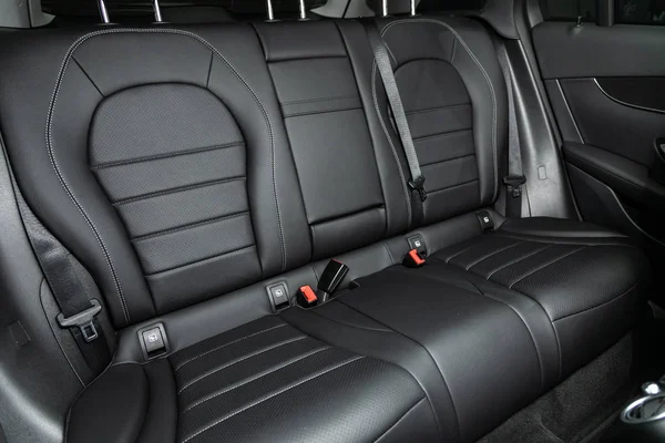 Novosibirsk, Rusya 10 Ekim 2019: Mercedes-Benz Gls-Class, Deri iç tasarım, araba yolcusu ve koltuk kemeri olan sürücü koltukları. 