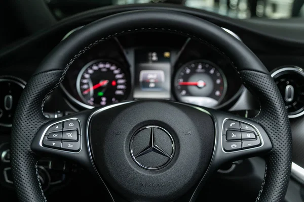 2019年10月10日 俄罗斯Novosibirsk Mercedes Benz Class Luxury Car Interior Steering Wheel — 图库照片