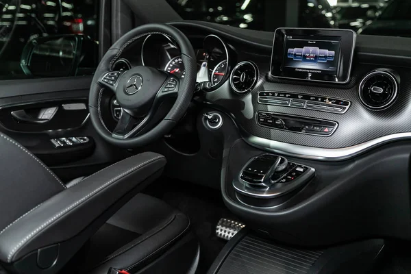 러시아 노보시비르스크 2019 Mercedes Benz Class Dashboard Player Steering Wheel — 스톡 사진