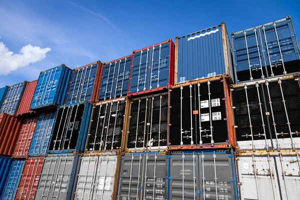 Nationale Vlag Van Estland Een Groot Aantal Metalen Containers Voor — Stockfoto
