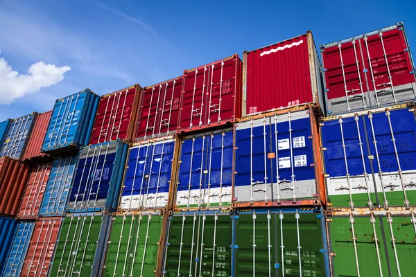 Nationale Vlag Van Gambia Een Groot Aantal Metalen Containers Voor — Stockfoto